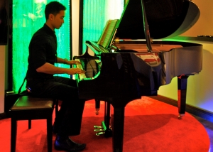 Piano dans la salle privée du Sukhothai Lounge