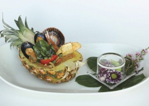 Fruits de mer au cari rouge sur nid anana