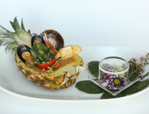 Fruits de mer au cari rouge sur un nid d’ananas